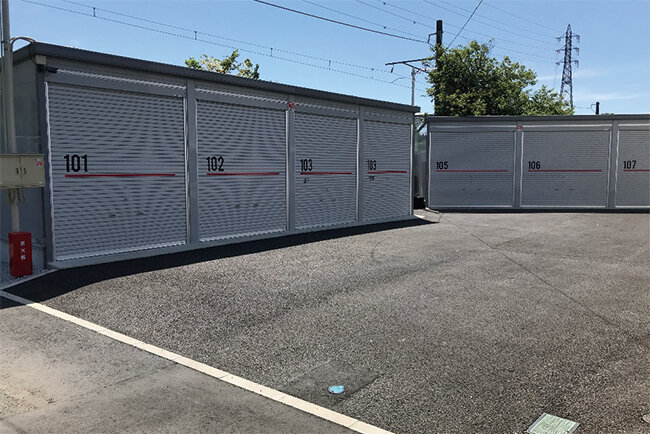 交通至便な場所にあり、クルマで荷物を運び入れることができる