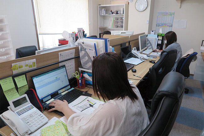 パソコンを駆使して仕事中の同社従業員