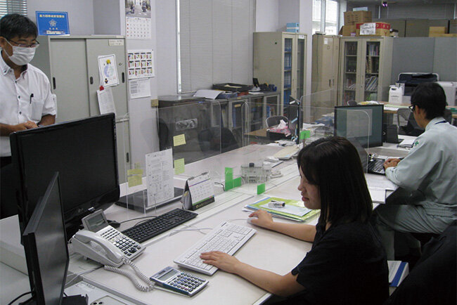 ペーパーレス化を進めている総務部のオフィス