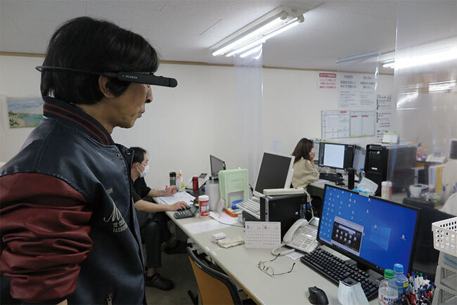 ウェアラブルカメラを装着した同社従業員