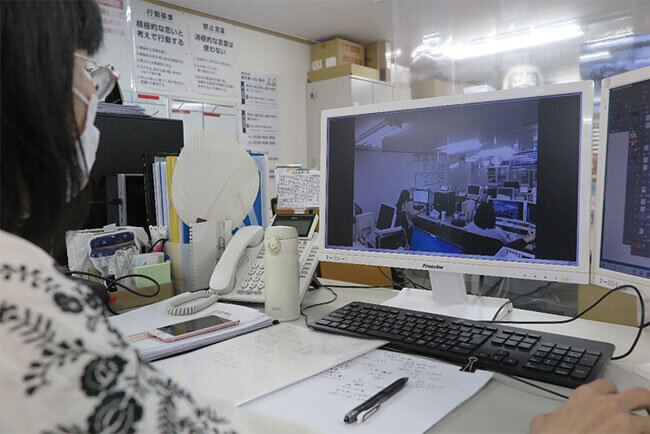 本部のパソコンに映し出されたウェアラブルカメラの映像