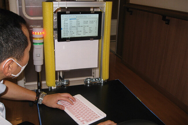 AGVを操作する端末に入力する様子