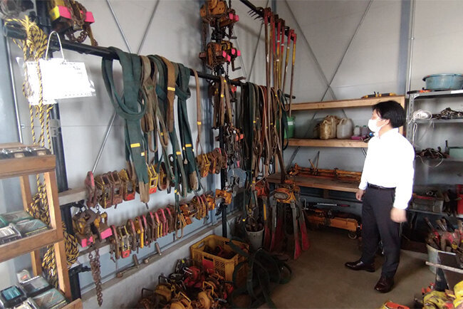 倉庫の中は鉄道工事用のさまざまな工具が保管されている