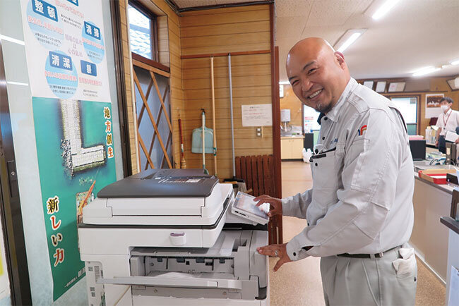 複合機を操作する滝沢幸雄専務