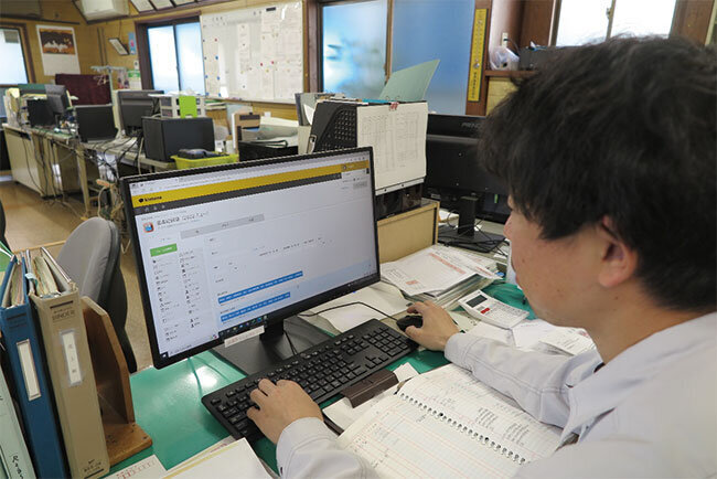 自身で作成した追加システムを披露する従業員