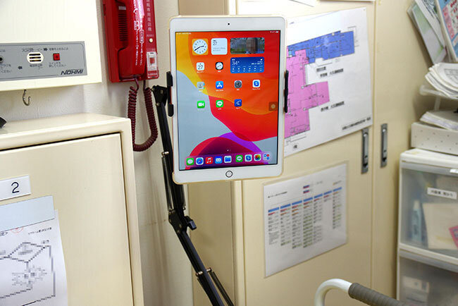 起き上がれない入居者でも外と会話ができるように、ワゴンにタブレットを取り付け持ち運びできるようにした