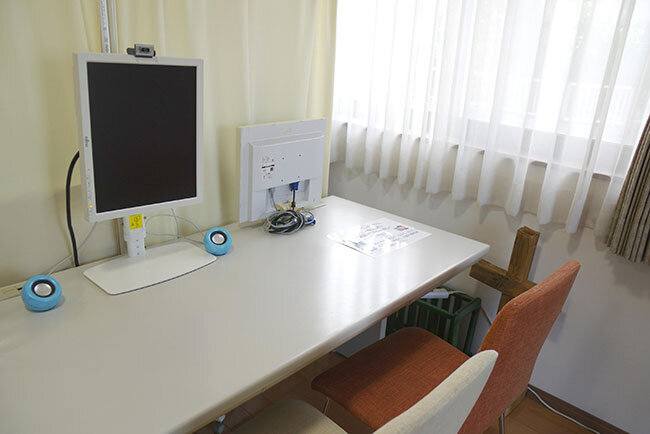 外から入ってすぐの場所に作られたオンライン面会スペース