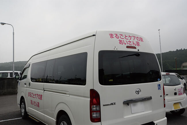 デイサービスやショートステイのサービスを提供するために欠かせない送迎車両。小規模の事業所でも揃えるものは多い。