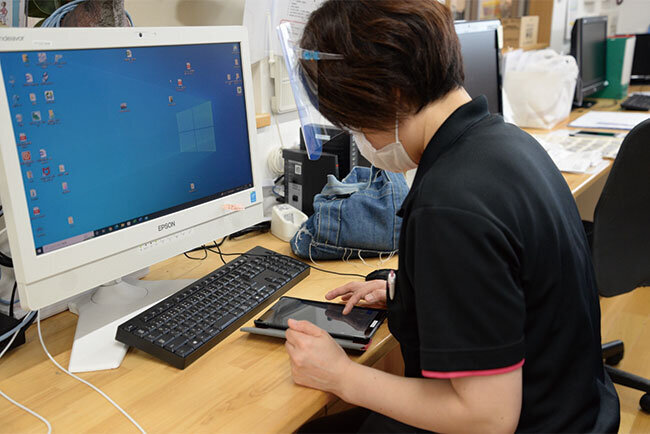 悠愛の看護師たちは利用者を仔細に観察して看護記録に記し、医師との緊密な連携を果たしている。