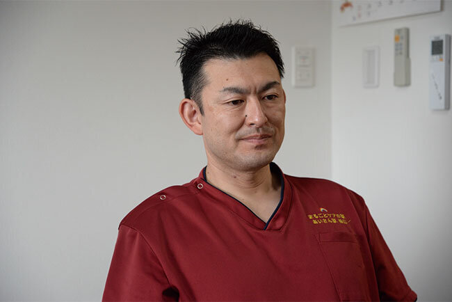 介護報酬請求業務の一切を取り仕切る横山専務取締役。記録ミスは利用者の自己負担や会社の経営にも直結するため、スタッフには介護制度の教育が欠かせないと語る。