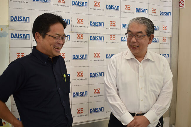 デジタルアーカイブに取り組んだ経緯などについて説明するダイサンの齋藤慎一社長（右）と、事業の責任者を務めた総務経理部の荻原康友部長