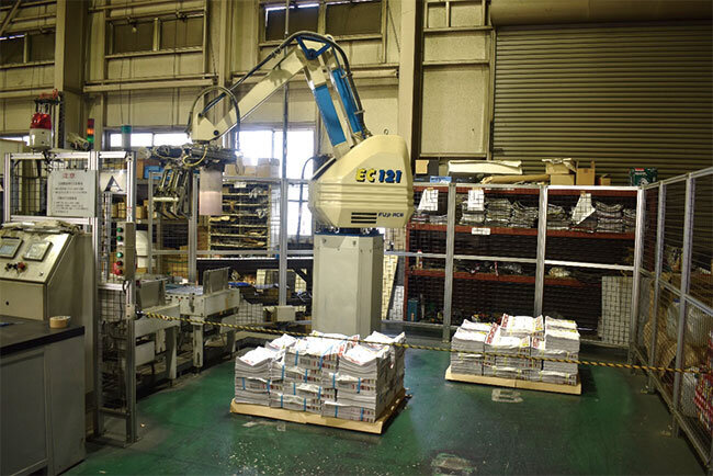 梱包作業をロボットで自動化し、労働量の軽減や工場の効率化を実現している