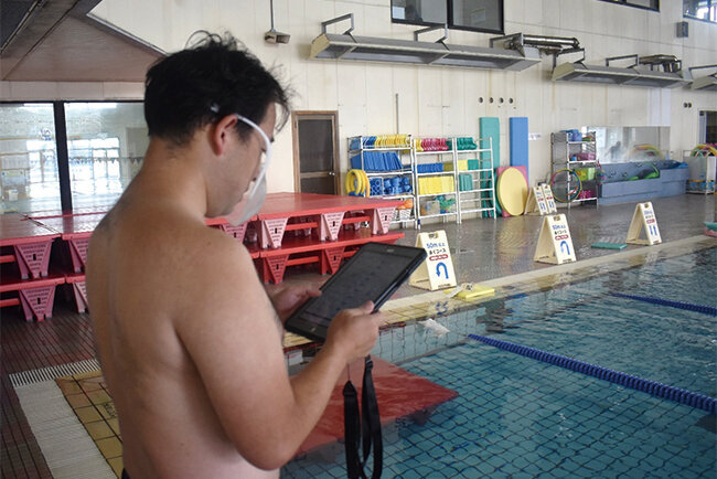 プールサイドでタブレットを使うことが、今では日常の風景になった