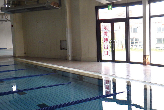 地震時のためのポスター。濡れても劣化しないことが条件だった。