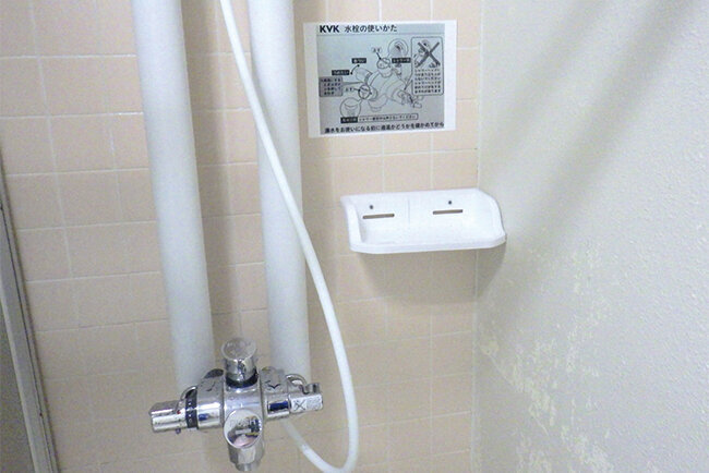 シャワールームの中の注意書きも耐水紙のおかげで手軽に貼れるようになった