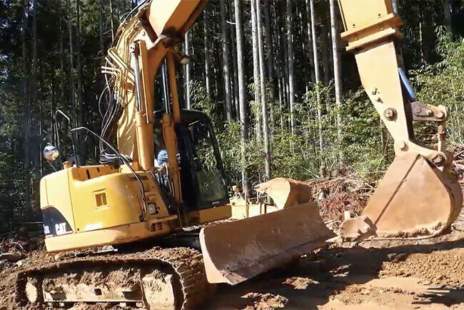山間部での建設機械を使った作業の様子