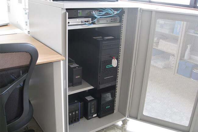 UTMと周辺機器を1台のキャビネットに収めている