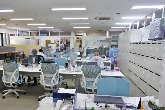 書類が机の上にない。退社時は机上に私物を残さず、右側のロッカーに収納