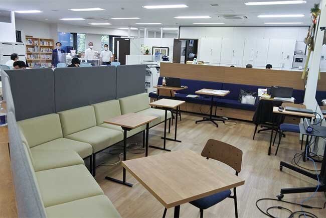 ハドルスペース。座ると社内の他の席は見えない。ここで、社員が仕事をしたり、会議やお客様の打ち合わせに利用したりする。（TOP写真も同様）