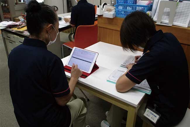 タブレットを使う人、使わない人がいるが職員に使う事を押し付けていない