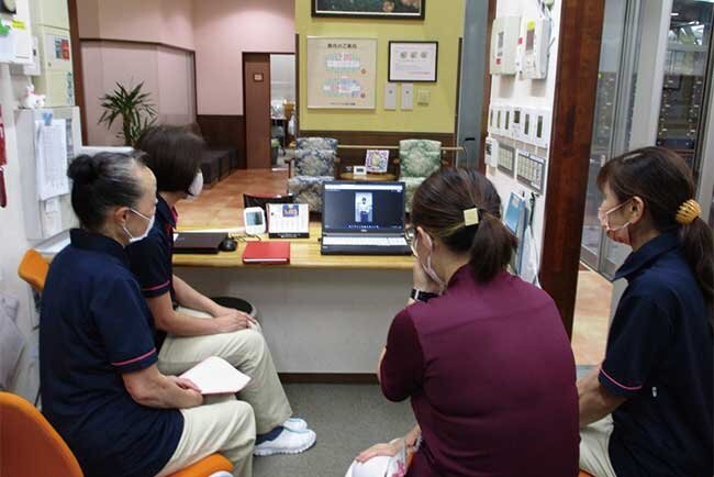 金子代表の配信ビデオを見る職員の方々