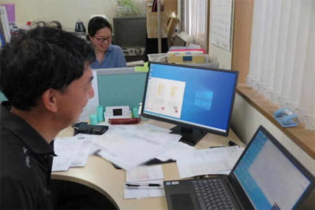 藤塚社長はパソコン2台を駆使する