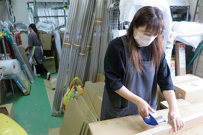 ネット注文の商材を梱包する同社従業員