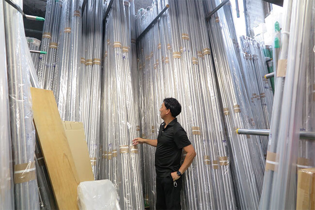 ずらりと並んだ商材を前に安定供給を誓う