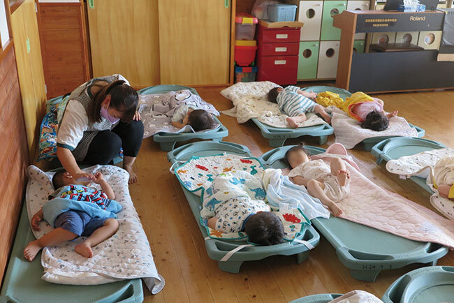 お昼寝中の園児たち