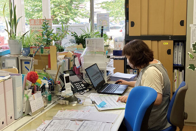 事務室の職員の机の中心にはパソコンがある