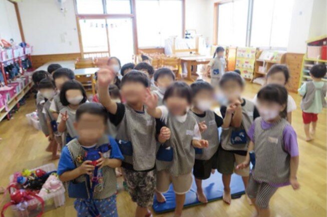 おそろいのチェックのエプロンで元気いっぱいの園児たち