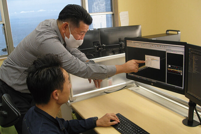 3Dデータの作成システムを見ながら打ち合わせ