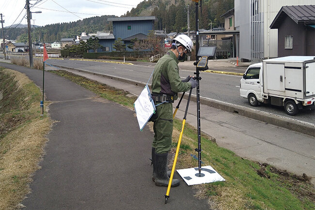 1人で測量システムを使用して測量する様子