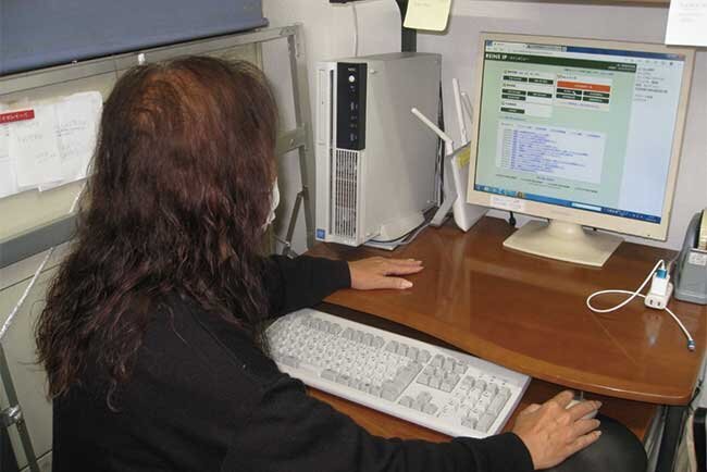 販売支援システムを使って物件情報を発信する様子