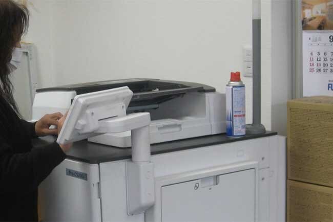 チラシなどの紙媒体の作成に活用しているオンデマンド印刷機