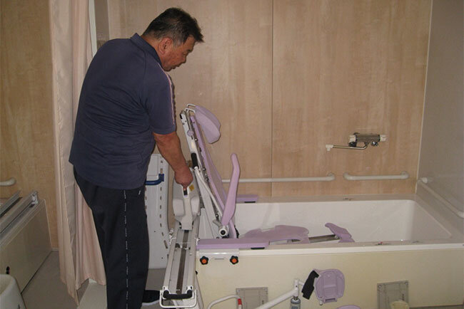 浴室に設置された入浴介護リフター