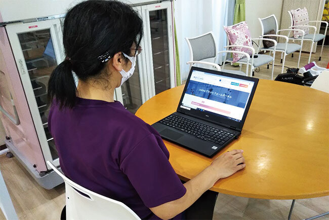 業務支援システムを使ってパソコンで事務仕事に取り組む様子