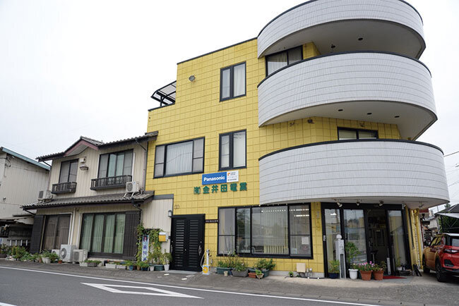 1998年に建て替えた金井田電業本社社屋。屋根に乗る太陽光パネルはその時に設置し、今でも現役だ。