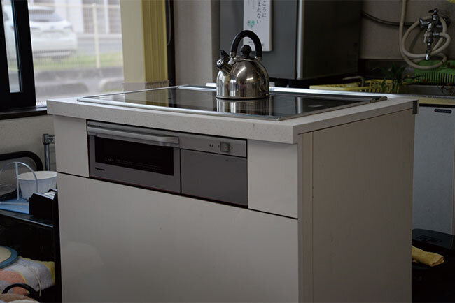 実演用に製作した移動式IHクッキングヒーター。200ボルトの発電機を車に搭載して各地に赴き、コーヒーをふるまったという。