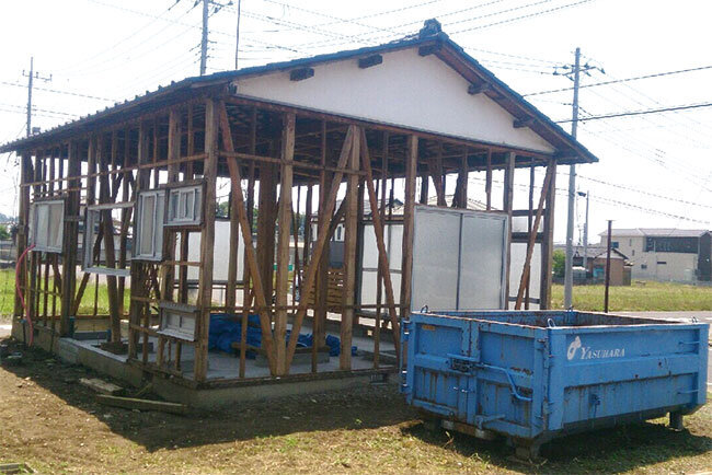 骨組みにして、耐震補強と断熱工事を施し、住宅性能を高める工事を実施。内装には漆喰（しっくい）や無垢の木材などの自然素材にこだわったリフォーム工事を得意とする