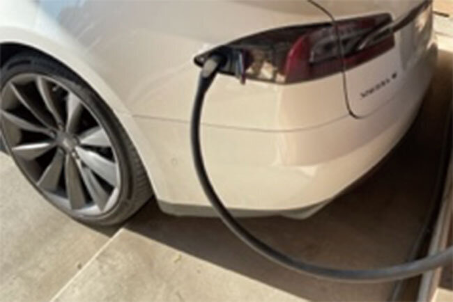 充電気自動車・プラグインハイブリッド車用の家庭用充電コンセント工事を10年前から手がけている。停電時には家電製品への充電も可能だ