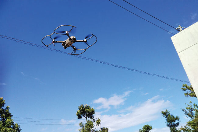 ドローンが屋根の点検のため飛行する様子
