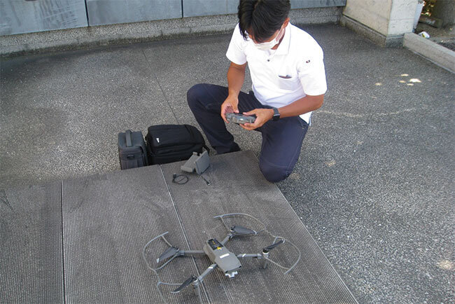 ドローンを準備する様子