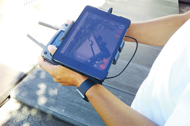 ドローンを操作するタブレット端末
