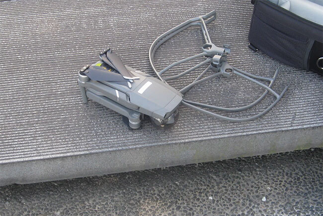 分解したドローンのパーツ