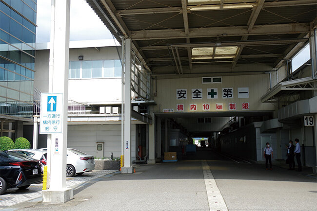 阪神ホールディングス本社屋の奥で阪神化成の工場が操業している