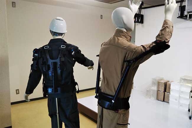 ショールームで展示しているアシストスーツ「TASK」