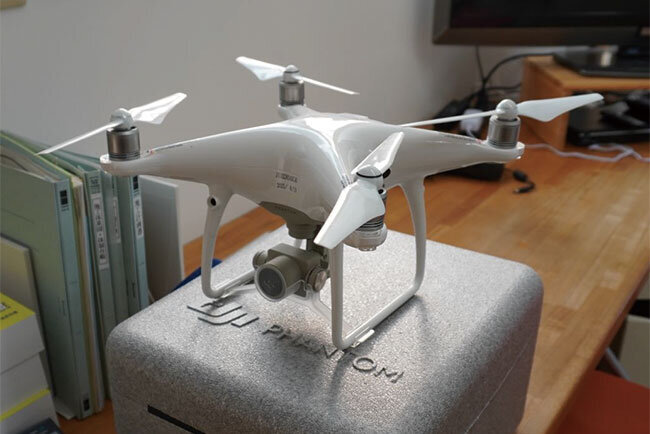 測量に活用しているドローン