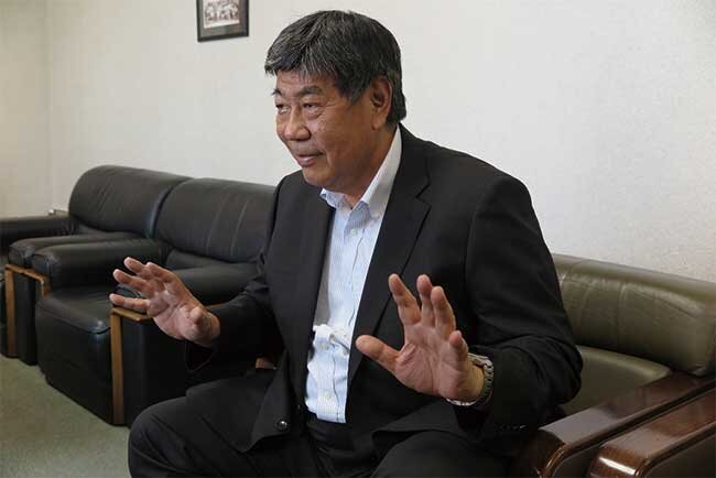 会計システム一新への経緯を説明する小林社長