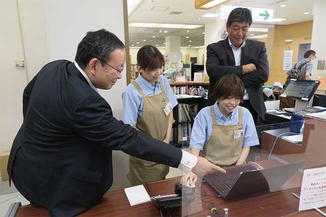 店頭のレジにあるパソコンで売上状況を確認する。手前は齊藤取締役